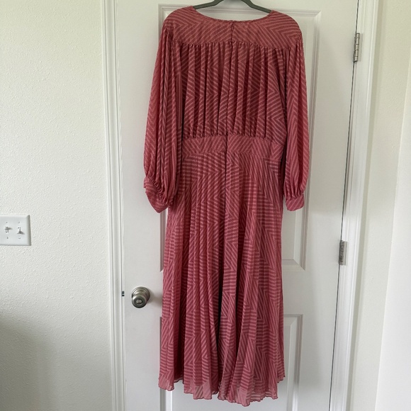 ASOS DESIGN pleated batwing midi dress in chevron texture in dusky pink - Picture 4 of 4